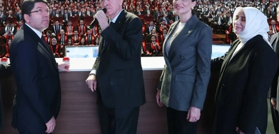 AK Partili Özlem Zengin'in Cumhurbaşkanı Erdoğan ile Yeğenini Tanıştırdığı Anlarda İlginç Bir Olay Yaşandı