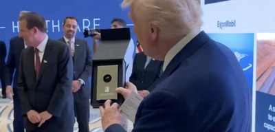 BAE'de Trump'a Bir Damla Petrol Hediye Edildi