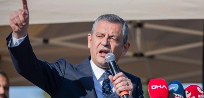 Özgür Özel'den İmamoğlu Pankartı Tepkisi: "Tepemin Tasını Attırmasın..."
