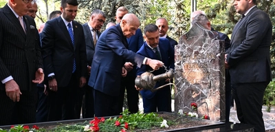 Devlet Bahçeli'den Alparslan Türkeş'in Kabrine Bayram Ziyareti