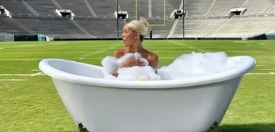 Ünlü Kadın Sporcudan Dikkat Çeken Reklam: Rose Bowl'un Ortasında Köpük Banyosu Yaptı!