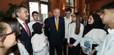 Cumhurbaşkanı Erdoğan Ahlat'ta Öğrencileri Kabul Etti! Gençlerle Sohbet Etti