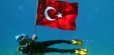 Fethiye'de Dalgıçlar Su Altında Türk Bayrağı Açtı