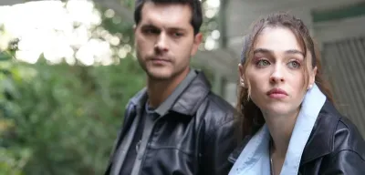 Cemre Baysel ve Alperen Duymaz Bir Dergiye Poz Verdi: Leyla ile Civan’dan Romantik Kareler