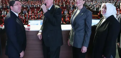AK Partili Özlem Zengin'in Cumhurbaşkanı Erdoğan ile Yeğenini Tanıştırdığı Anlarda İlginç Bir Olay Yaşandı
