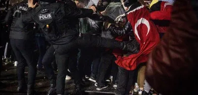 ODTÜ'de Neler Oluyor! Polis Türk Bayrağı'na Tekme Attı!
