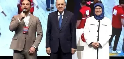 Sinan Akçıl, Kızılay için Bestelediği Şarkıyı Cumhurbaşkanı Erdoğan'la Birlikte Seslendirdi