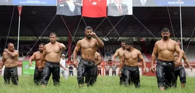 Kırkpınar'da Tur Atlayan Güreşçiler