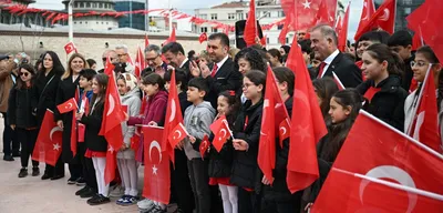 Taksim'de 23 Nisan Kutlaması: Cumhuriyet Anıtı'na Çelenk Sunuldu