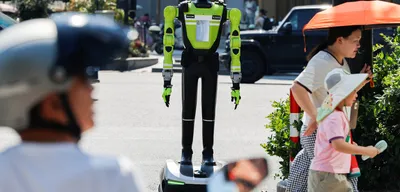Çin sokaklarında robot polisler trafik denetimine başladı