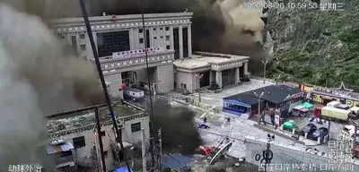 Nepal'de heyelan evleri yuttu: Felaket anları kamerada