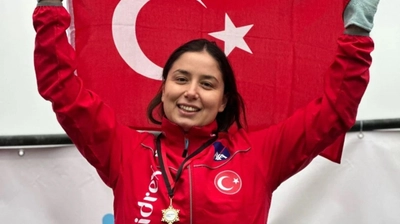 Bengisu Avcı, Buz Yüzme Şampiyonası'nda Dünya Rekoru Kırdı