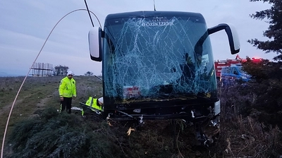 Yunanistan-İzmir Seferini Yapan Yolcu Otobüsü Gelibolu'da Şarampole Devrildi: 11 Yaralı