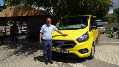 Antalya'da Taksisinde Unutulan 18 Bin 300 Euro'yu Sahibine Teslim Etti