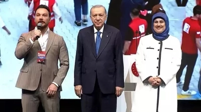 Sinan Akçıl, Kızılay için Bestelediği Şarkıyı Cumhurbaşkanı Erdoğan'la Birlikte Seslendirdi