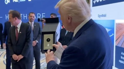 BAE'de Trump'a Bir Damla Petrol Hediye Edildi