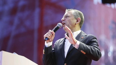 CHP'nin Altıncı Mitingi İzmir'de! Özel'den Gençlere Çağrı: "Demokrasinin Topunu Geri Alın"