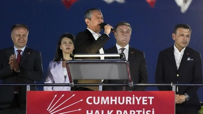 Özgür Özel'in CHP Pendik Mitinginde Gündeminde İmamoğlu ve Asgari Ücret Yer Aldı