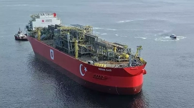 İstanbul Boğazı'nda Osman Gazi'nin Geçişi Nedeniyle Gemi Trafiği Çift Yönlü Kapatıldı
