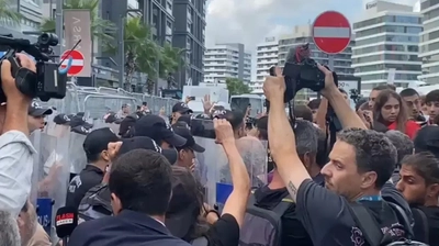 CHP İstanbul İl Başkanlığı'nda Kayyum Gerginliği: Polis Müdahalesi ve Protestolar