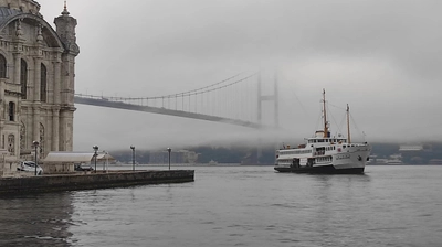 İstanbul'da Sis Nedeniyle Boğaz Trafiği Çift Yönlü Askıya Alındı