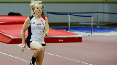 70 Yaşındaki "Demir Leydi" Ayşe Babür'den Tarihi Rekor: 60 Yıllık Tutkusu Altınla Taçlandı!