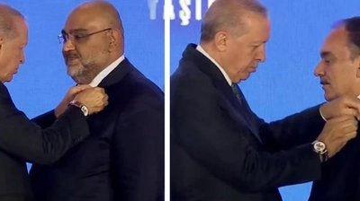 3 Milletvekili ve 7 Belediye Başkanı AKP’ye Katıldı: Rozetlerini Erdoğan Taktı