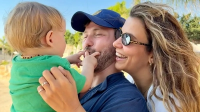 Tolga Sarıtaş ve Zeynep Mayruk'tan Çeşme'de Aile Saadeti