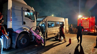 Hatay'da servis minibüsü ile tır çarpıştı: 1 ölü, 14 yaralı