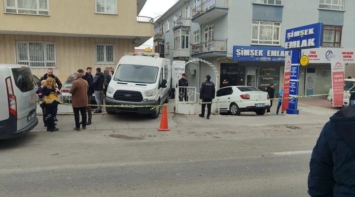 Ankara'da Cinnet Geçiren Anne Çocuklarını Bileklerini Keserek Öldürdü!