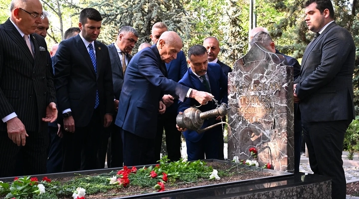 Devlet Bahçeli'den Alparslan Türkeş'in Kabrine Bayram Ziyareti