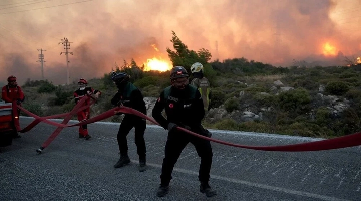 Çeşme'de Başlayan Yangın Hızla Yayıldı