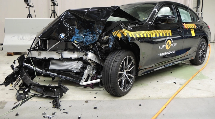 BMW artık güvenlik testlerinde 5 yıldız peşinde koşmayacak: Neden