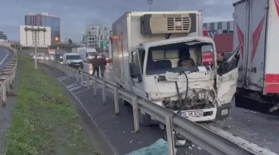 Bağcılar TEM otoyolunda zincirleme kaza