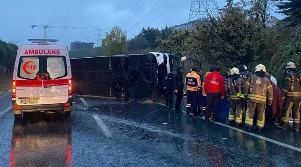 Bayrampaşa'da Yolcu Otobüsü Devrildi: 2 Ölü, 15 Yaralı!