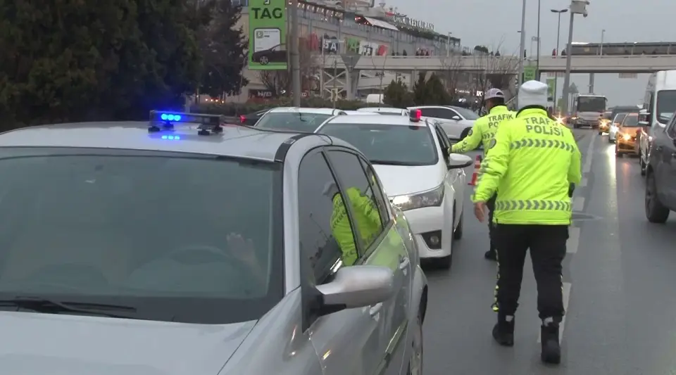 Polis çakarlı araçlarda artış var! Yol güvenliğimiz tehlikede