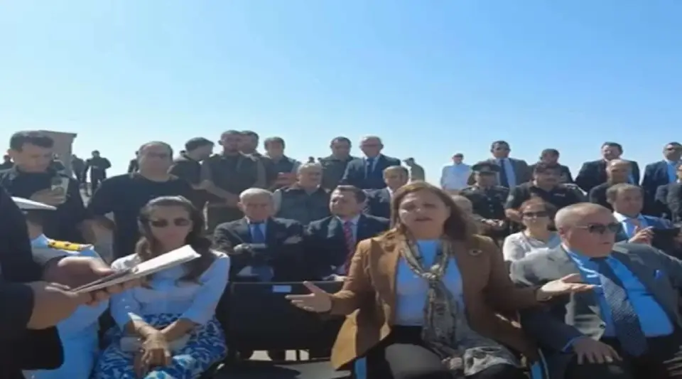 Protokolde Plastik Sandalye Krizi: CHP'li Belediye Başkanına Plastik Sandalye Verildi!