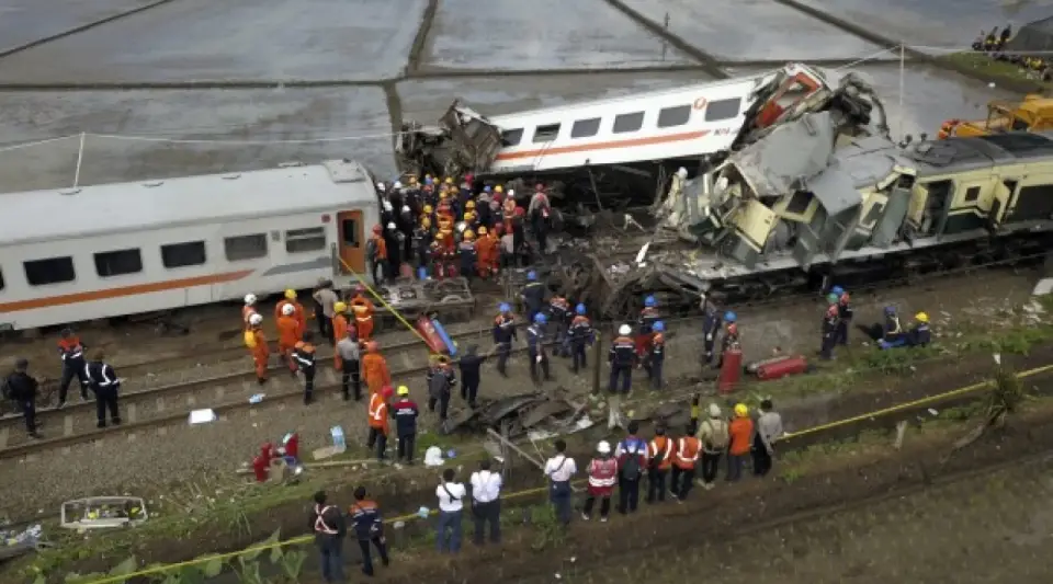 Rusya'da Yolcu Treni ile Yük Treni Çarpıştı