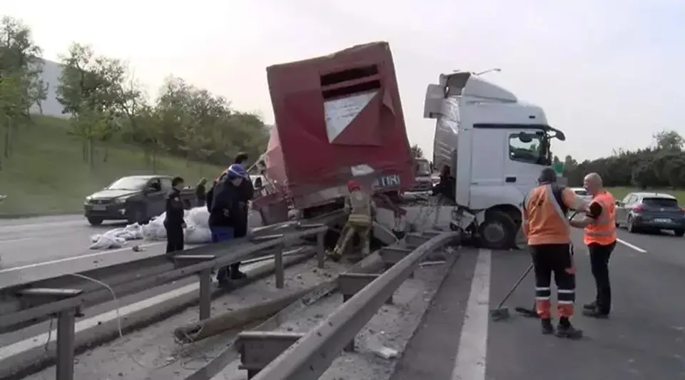 Esenyurt'ta Kaza: Tır Bariyerlere Çarptı