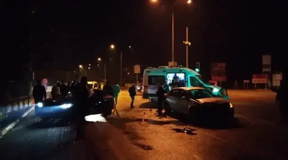 Bursa'da Ambulansa Yol Vermek İsteyen 2 Otomobil Çarpıştı