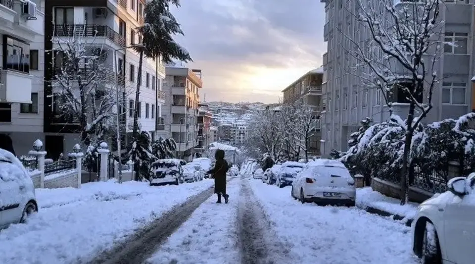 Meteoroloji Alarm Vermişti: Marmara'ya İlk Kar Düştü