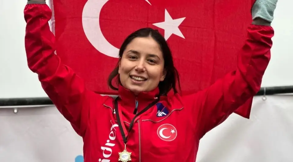 Bengisu Avcı, Buz Yüzme Şampiyonası'nda Dünya Rekoru Kırdı