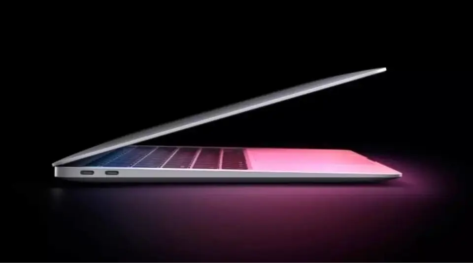 MacBook Air Ekran Sürpriziyle Geliyor