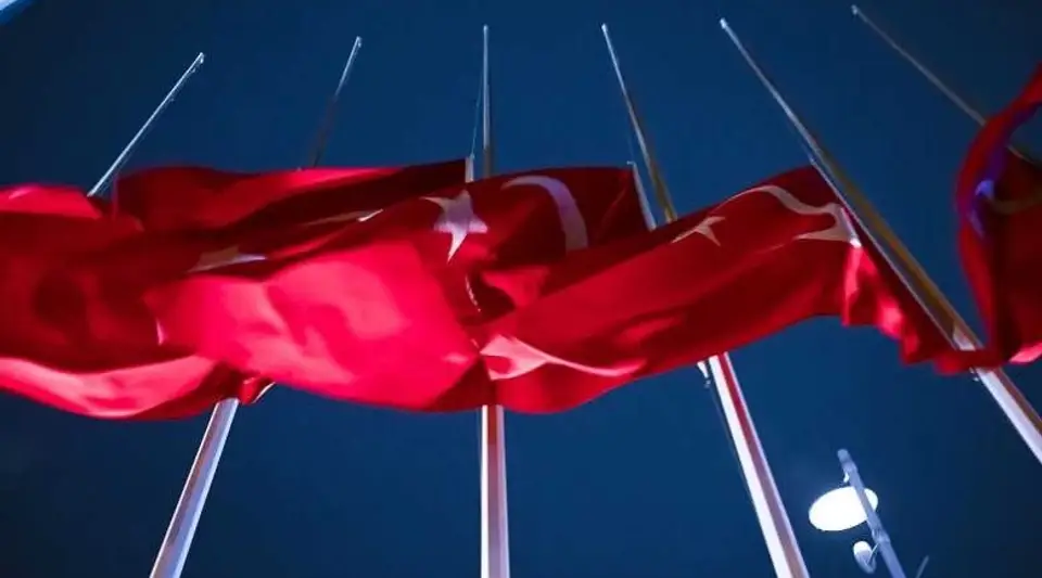 Kentlerde Bayraklar Yarıya İndirildi