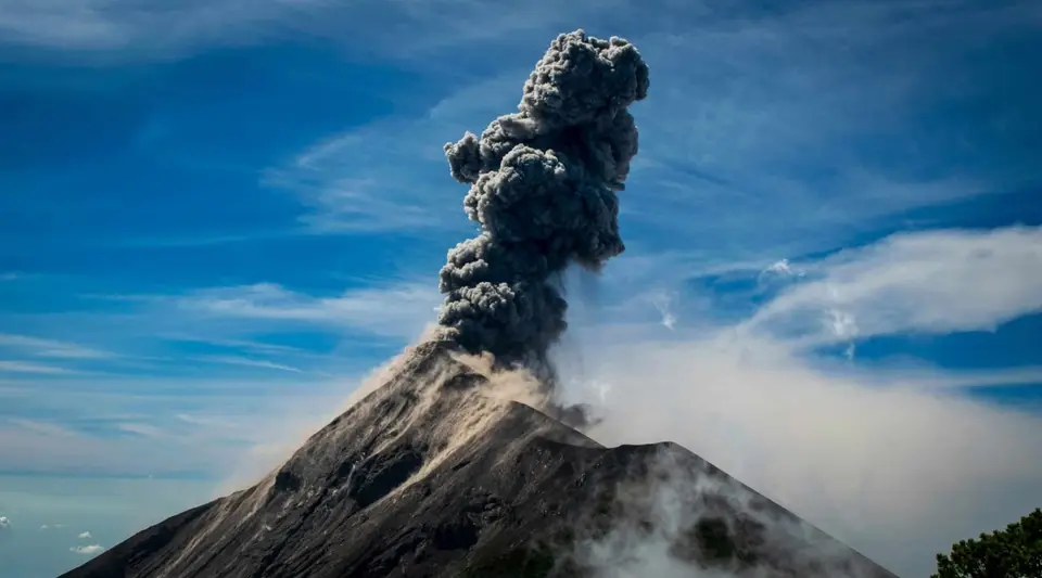 Guatemala'daki Fuego Yanardağı Patladı
