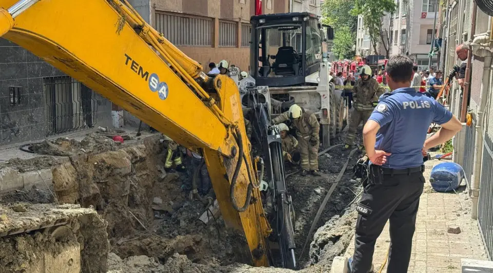 Bayrampaşa'da Yol Çöktü: Bir İşçi Göçük Altında Kaldı!