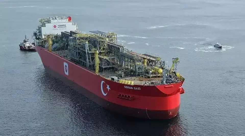 İstanbul Boğazı'nda Osman Gazi'nin Geçişi Nedeniyle Gemi Trafiği Çift Yönlü Kapatıldı