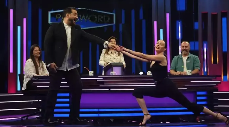 Password'de Melis Sezen'den Dans Şov!