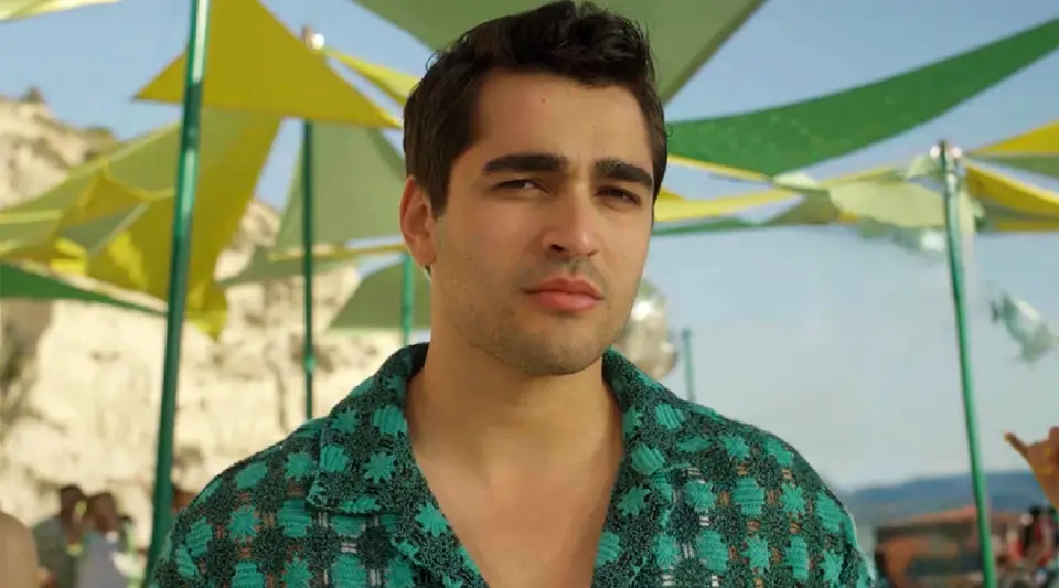 Mert Ramazan Demir'in Birleşik Krallık'tan Paylaştığı Tatil Pozuna Beğeni Yağdı