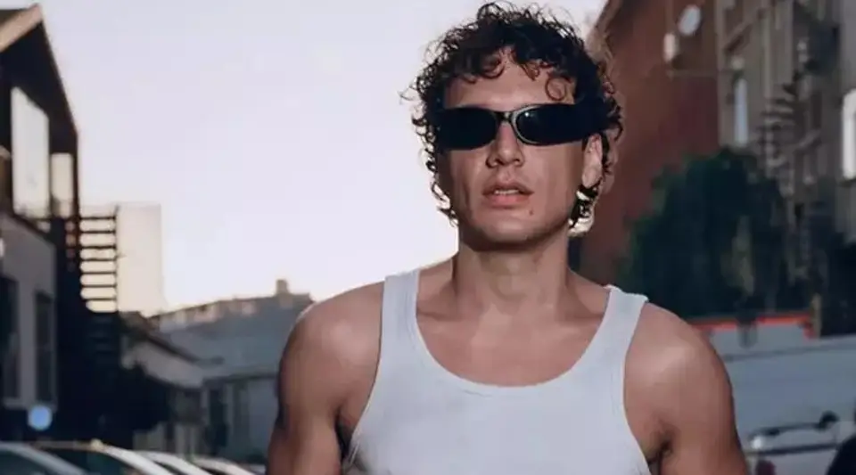 Edis'in Kaslı Pozları Sosyal Medyayı Salladı!